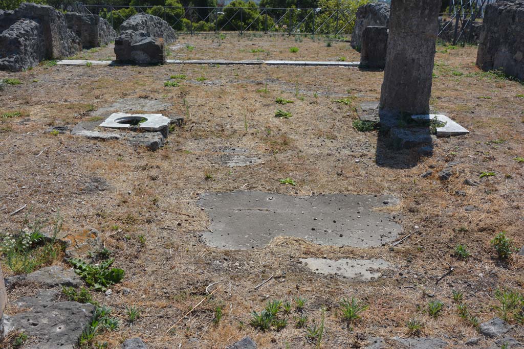 VIII.2.28 Pompeii. March 2019. Looking south across impluvium in atrium towards tablinum.
Foto Annette Haug, ERC Grant 681269 DÉCOR.
