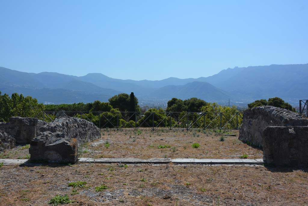 VIII.2.28 Pompeii. March 2019. Looking south across atrium towards tablinum, in centre, with corridor to rear, on left.
Foto Annette Haug, ERC Grant 681269 DÉCOR.
