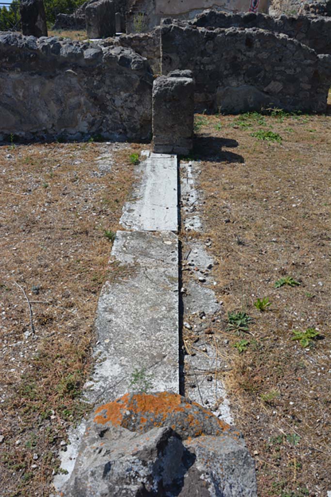 VIII.2.28 Pompeii. March 2019. 
Looking west across doorway threshold between tablinum, on left, and atrium, on right.
Foto Annette Haug, ERC Grant 681269 DÉCOR.

