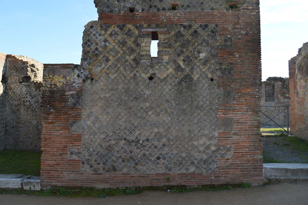 Front wall between VIII.2.31, on left, and VIII.2.30, on right of picture. March 2018. Looking south.
Foto Taylor Lauritsen, ERC Grant 681269 DÉCOR.
