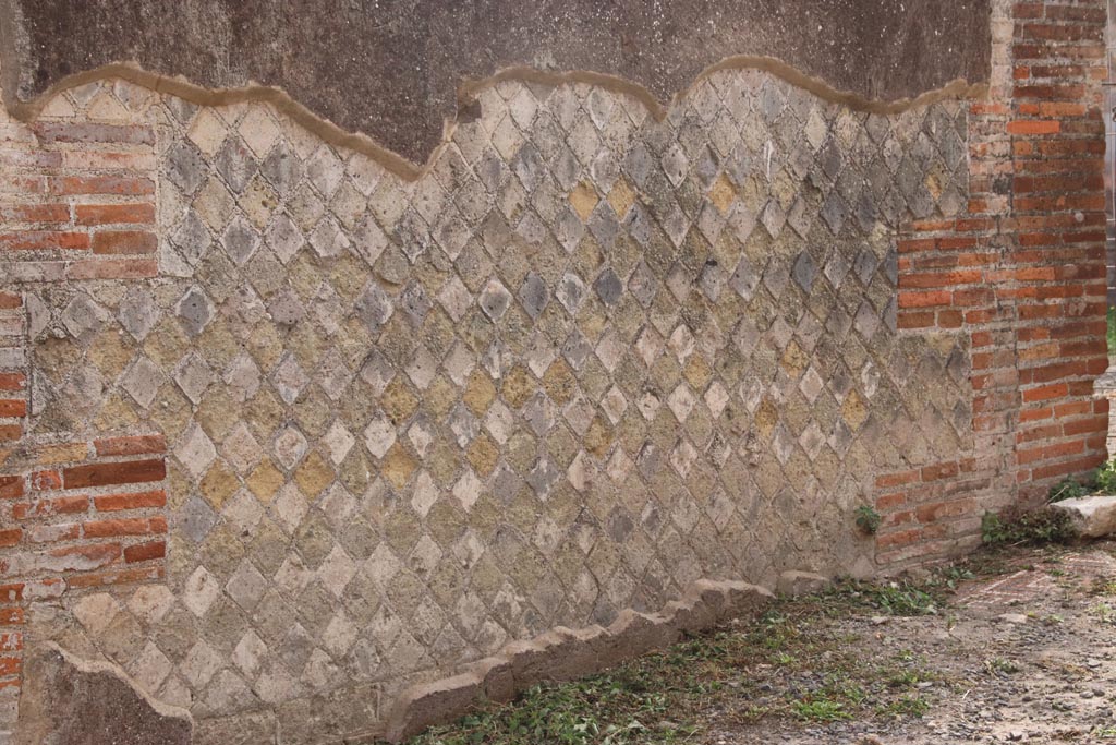 VIII.2.30 Pompeii. October 2023. Detail from east side of entrance corridor/vestibule. Photo courtesy of Klaus Heese.