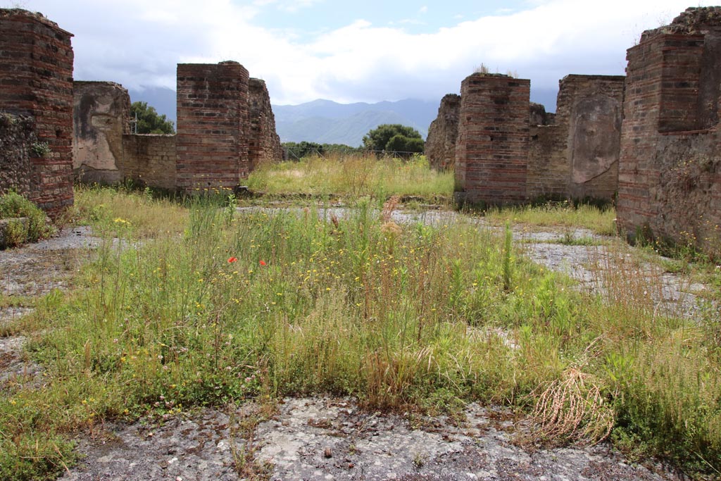 VIII.2.30 Pompeii. May 2024. Looking south across atrium towards tablinum. Photo courtesy of Klaus Heese.

