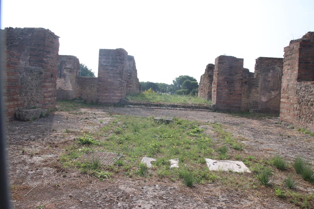 VIII.2.30 Pompeii. October 2023. Looking south across atrium towards tablinum. Photo courtesy of Klaus Heese.