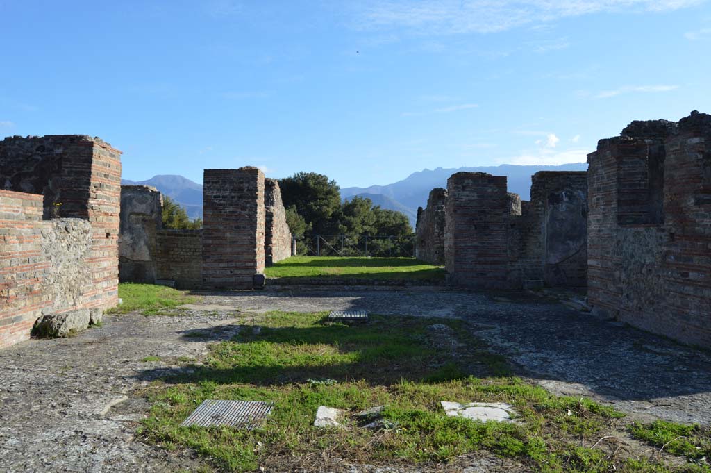 VIII.2.30 Pompeii. March 2018. Looking south across atrium, with remains of impluvium, towards tablinum.
Foto Taylor Lauritsen, ERC Grant 681269 DÉCOR.
