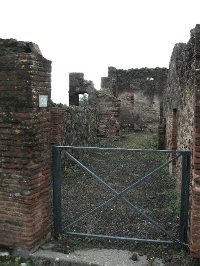 VIII.2.33 Pompeii. May 2006. Looking south from entrance doorway.

