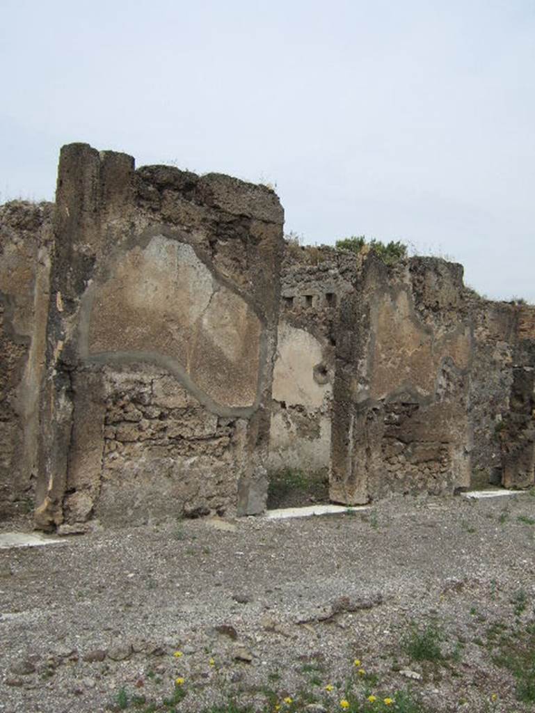 VIII.2.34 Pompeii. May 2006. Doorways to rooms ‘k’, ‘L’ and ‘q’, on west side of atrium.