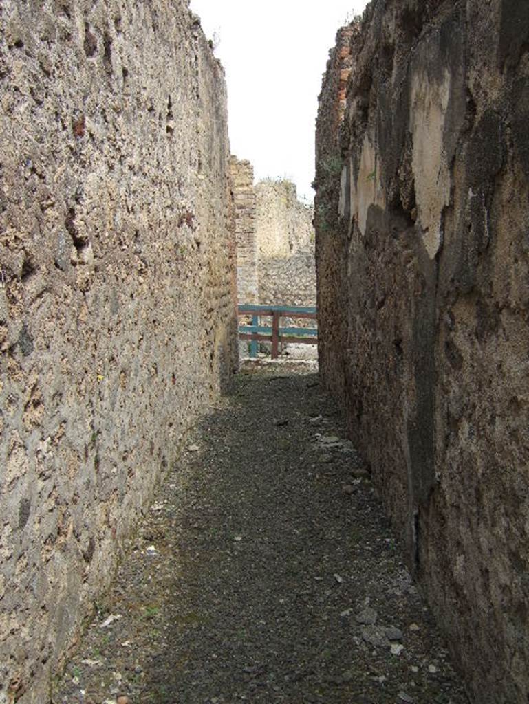 VIII.2.32 Pompeii. May 2006. Looking north along corridor ‘u’ of VIII.2.32, linked to VIII.2.33 and VIII.2.34.
.