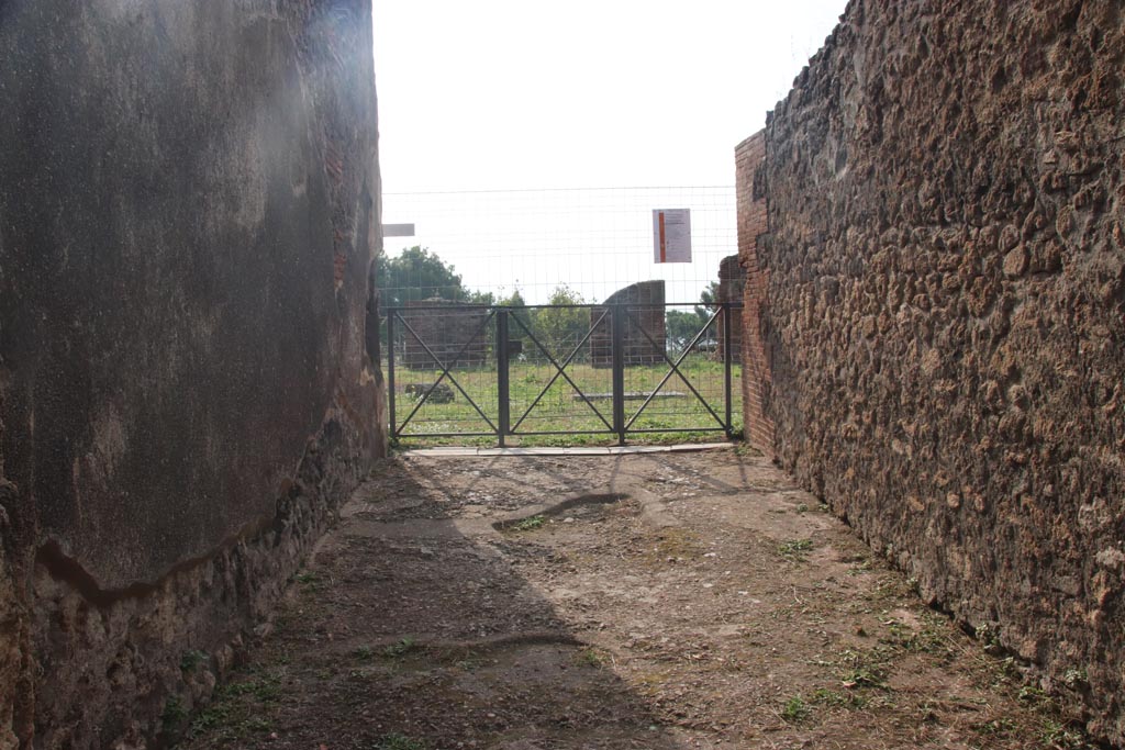 VIII.2.34 Pompeii. October 2023. Looking south towards atrium from entrance corridor/fauces. Photo courtesy of Klaus Heese.