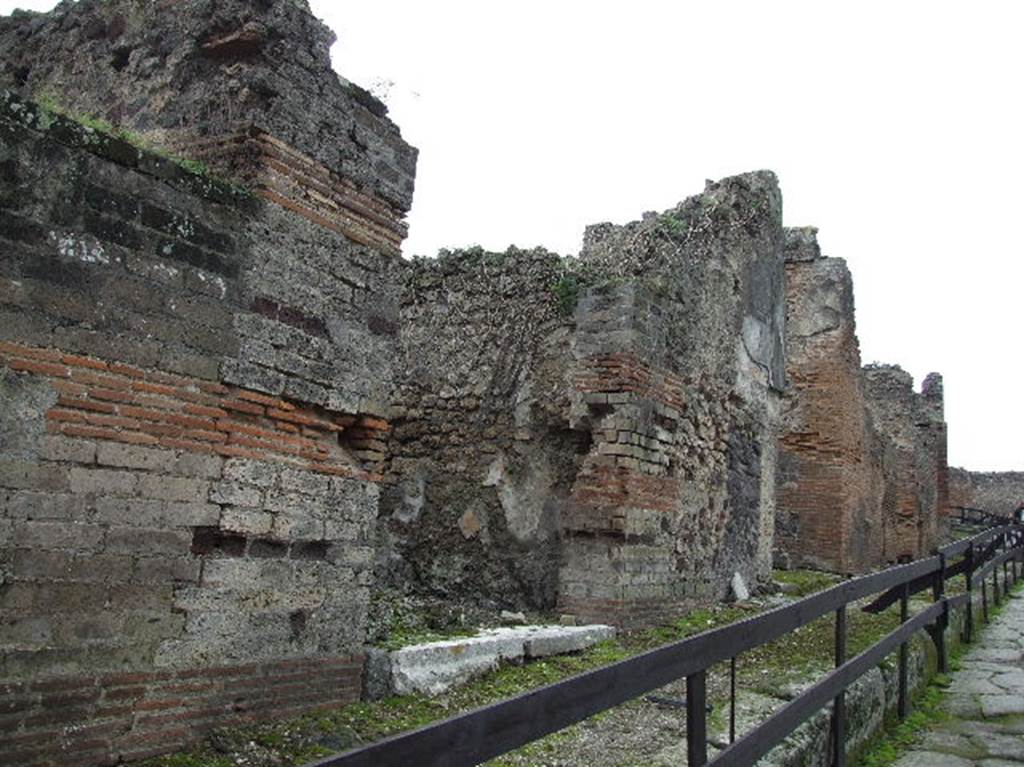 Front wall between VIII.2.35 and VIII.2.34, December 2006.