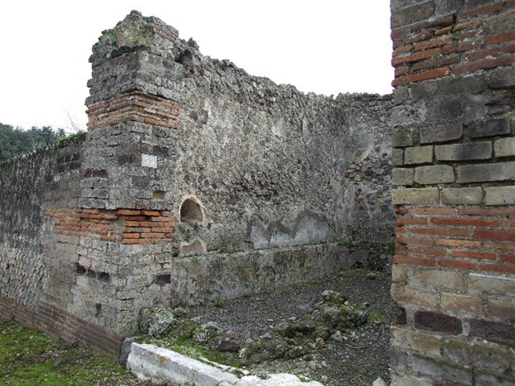 VIII.2.35 Pompeii. May 2006. Entrance doorway with east wall and niche.

