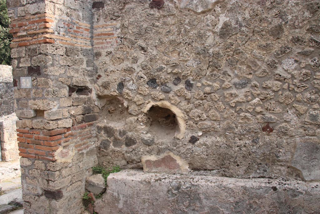 VIII.2.35 Pompeii. October 2023. Niche in east wall at north end near entrance doorway. Photo courtesy of Klaus Heese.