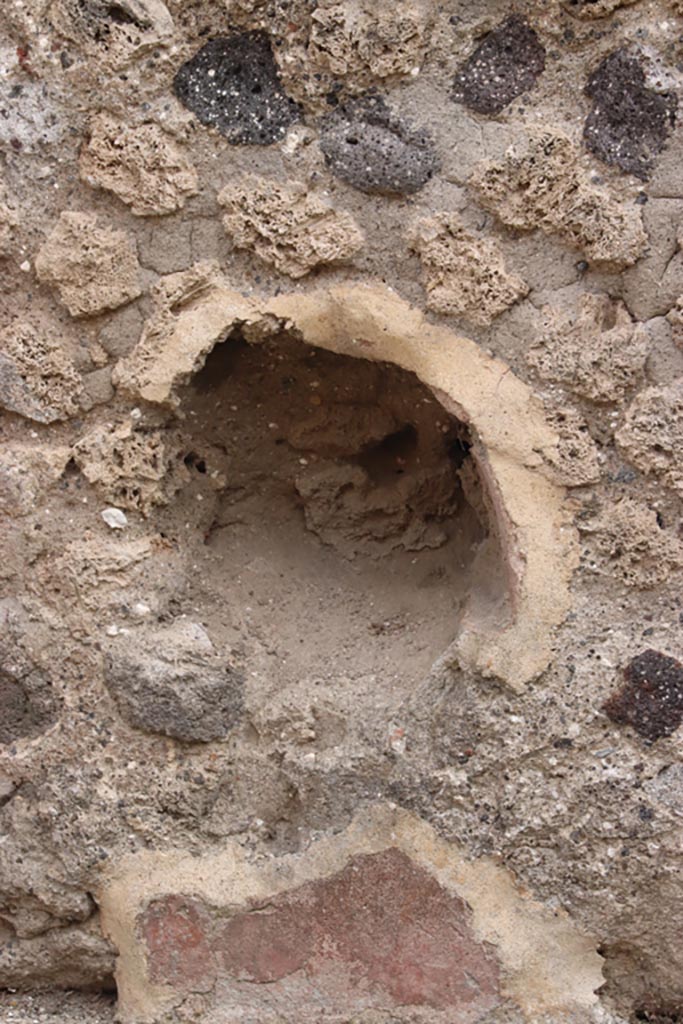 VIII.2.35 Pompeii. October 2023. 
East wall with niche, and painted plaster below. Photo courtesy of Klaus Heese.
