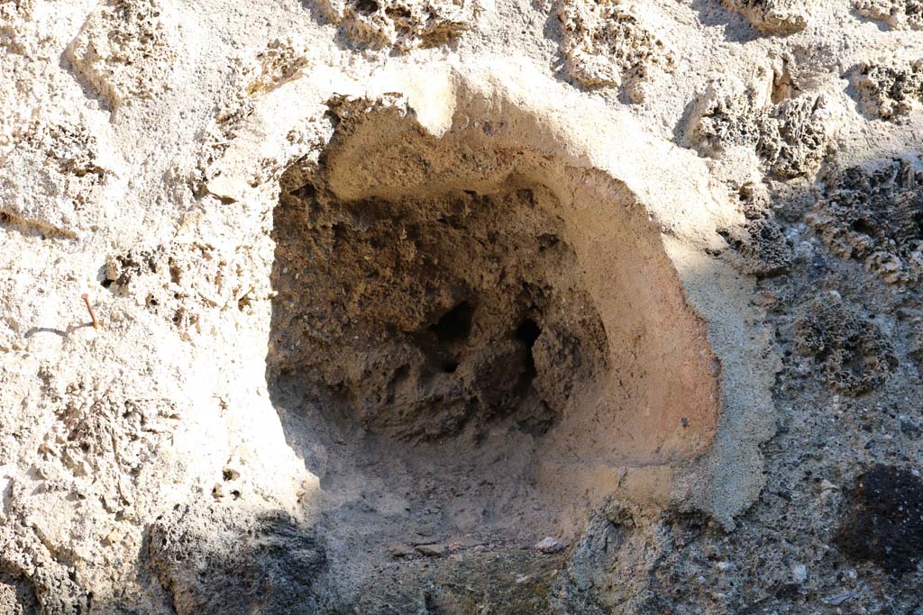 VIII.2.35 Pompeii. December 2018. Niche in east wall. Photo courtesy of Aude Durand.