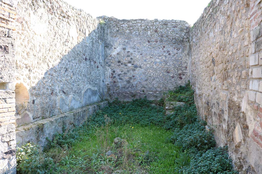 VIII.2.35 Pompeii. December 2018. Looking towards south wall with steps in south-west corner. Photo courtesy of Aude Durand.