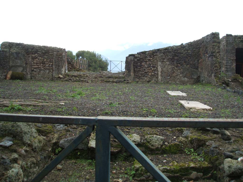 VIII.2.37 Pompeii. December 2004. Looking south from entrance vestibule.