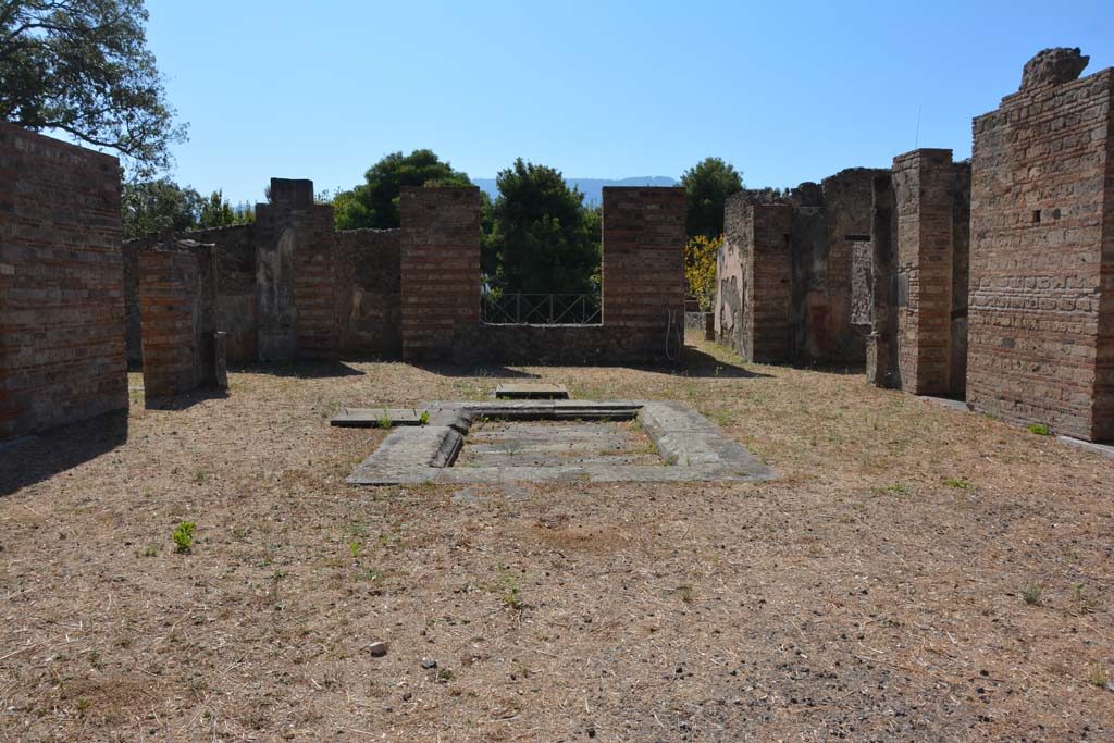 VIII.2.39 Pompeii. September 2019. Looking south across impluvium in atrium room b.
Foto Annette Haug, ERC Grant 681269 DÉCOR
