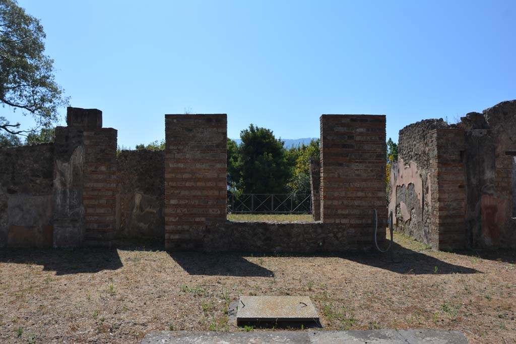 VIII.2.39 Pompeii. September 2019. 
Looking south across atrium towards doorways to room t, tablinum r, in centre, and corridor q to rear, on right.
Foto Annette Haug, ERC Grant 681269 DÉCOR

