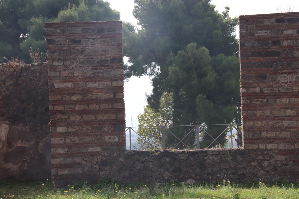 VIII.2.39 Pompeii. October 2023. Looking south across atrium into tablinum r.  Photo courtesy of Klaus Heese.