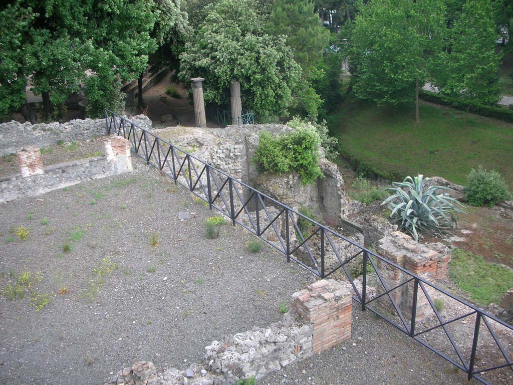 VIII.2.39 Pompeii. May 2011. Large room w, looking east towards room x, another triclinium with windows, upper left.
On the right would have been the portico, leading to the street-level terrace.  Photo courtesy of Ivo van der Graaff.

