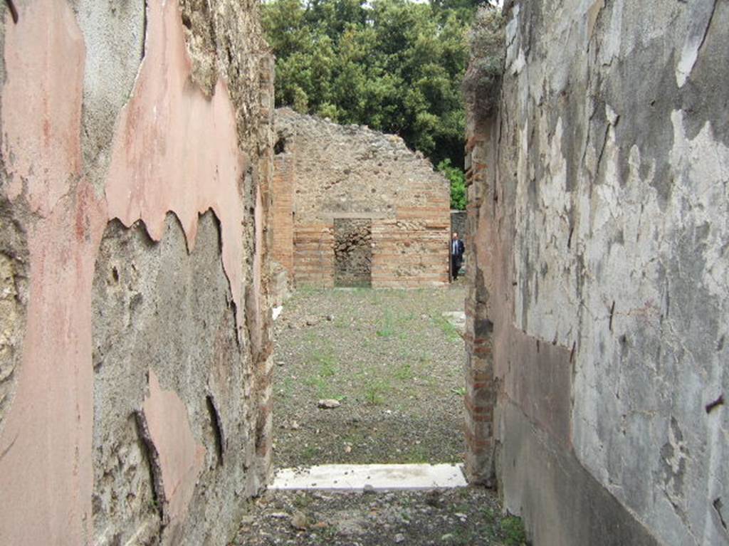 VIII.2.39 Pompeii.  May 2006.  Room q, corridor to Room b, Atrium. Looking north.