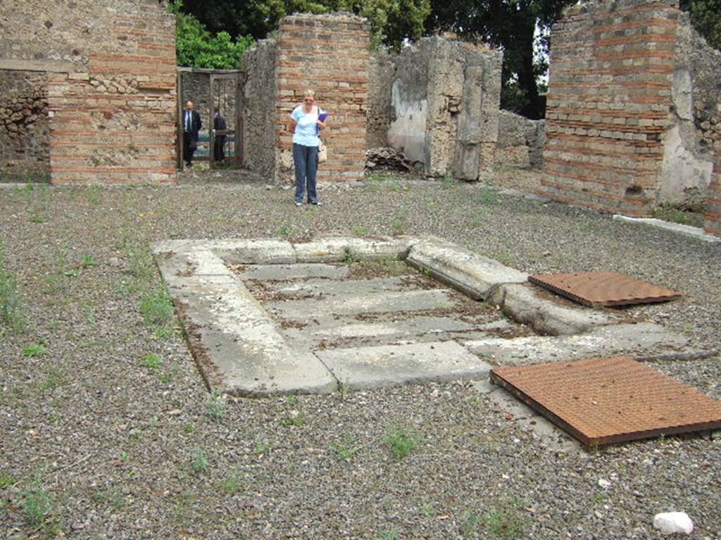 VIII.2.39 Pompeii. May 2006. Room b, atrium and impluvium. Looking north to entrance doorway.