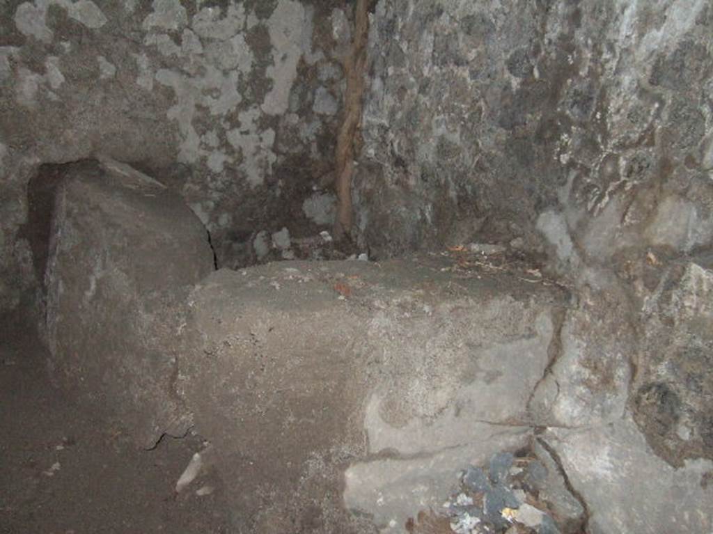 VIII.2.39 Pompeii. May 2006. Room 03, masonry tub in south-east corner.