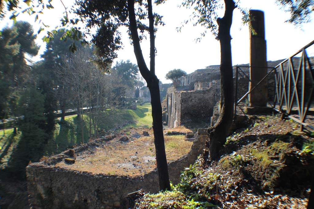 VIII.2.39 Pompeii. March 2014. Looking south-west from Triangular Forum along rear of house in VIII.2.
Foto Annette Haug, ERC Grant 681269 DÉCOR.

