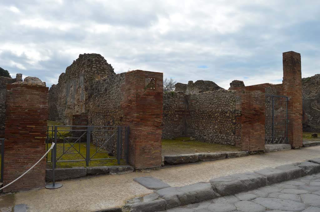 VIII.3.6, on left, VIII.3.5 in centre, and VIII.3.4, on right. March 2018. Looking south on Via dell’Abbondanza.
Foto Taylor Lauritsen, ERC Grant 681269 DÉCOR.

