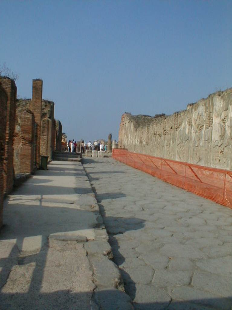 VIII.3.6 Pompeii. May 2005. Via dell’Abbondanza, looking west towards the Forum.