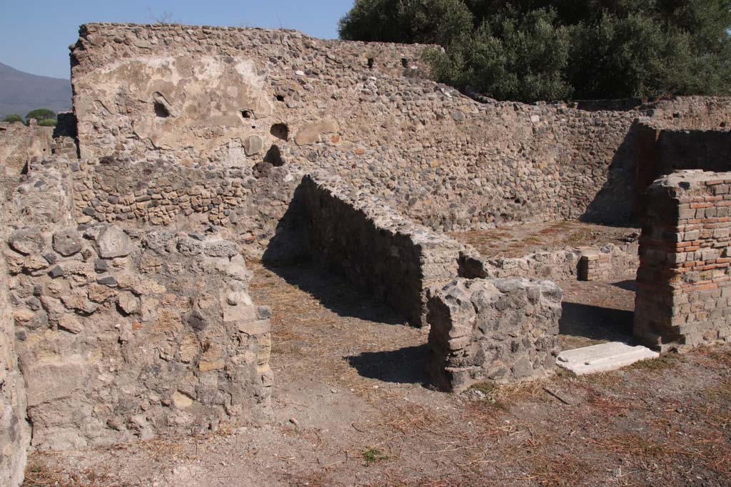 VIII.3.15 Pompeii. September 2021. Looking north towards doorway to room 4, the triclinium, in centre. Photo courtesy of Klaus Heese.