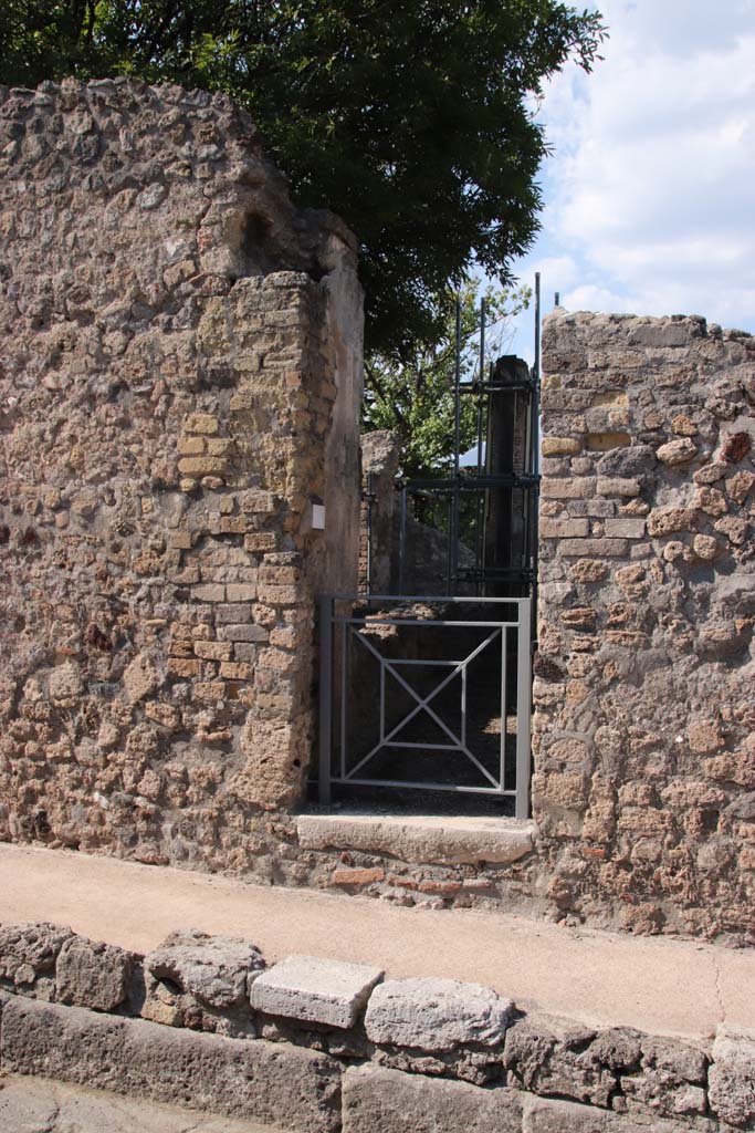 VIII.3.16 Pompeii. September 2021. 
Entrance doorway in Vicolo della Regina, looking north. Photo courtesy of Klaus Heese.
