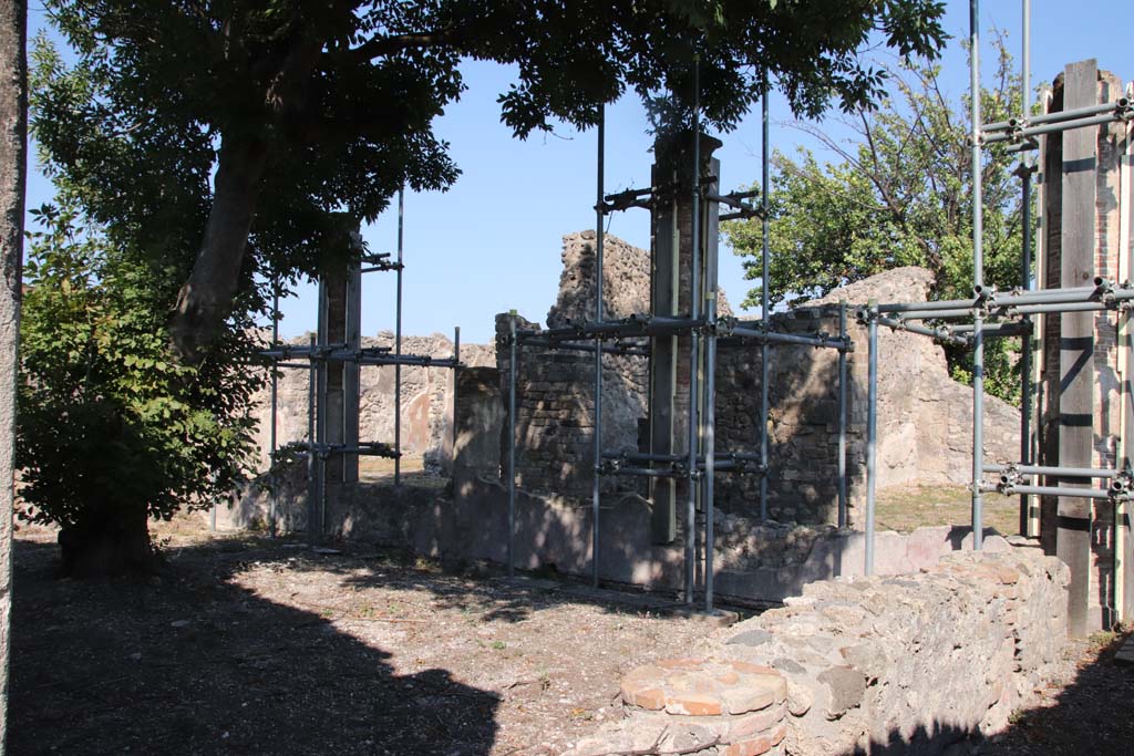 VIII.3.16 Pompeii. September 2021. Looking north-west across peristyle towards rear rooms. Photo courtesy of Klaus Heese