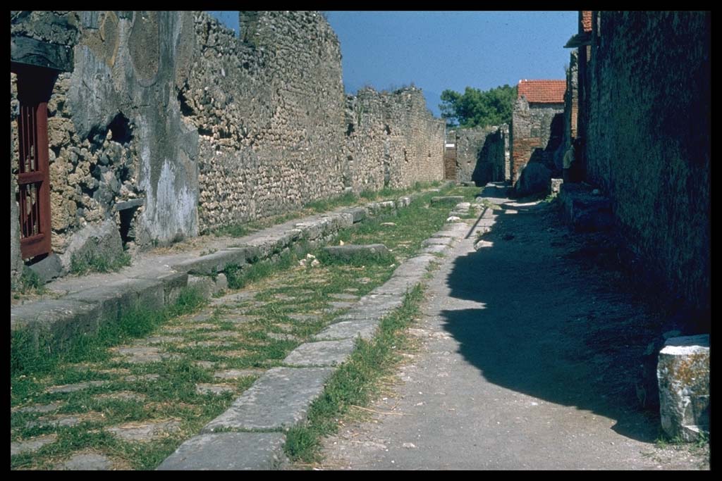 VIII.3.17 Pompeii, on left. Vicolo della Regina looking east.
Photographed 1970-79 by Günther Einhorn, picture courtesy of his son Ralf Einhorn.
