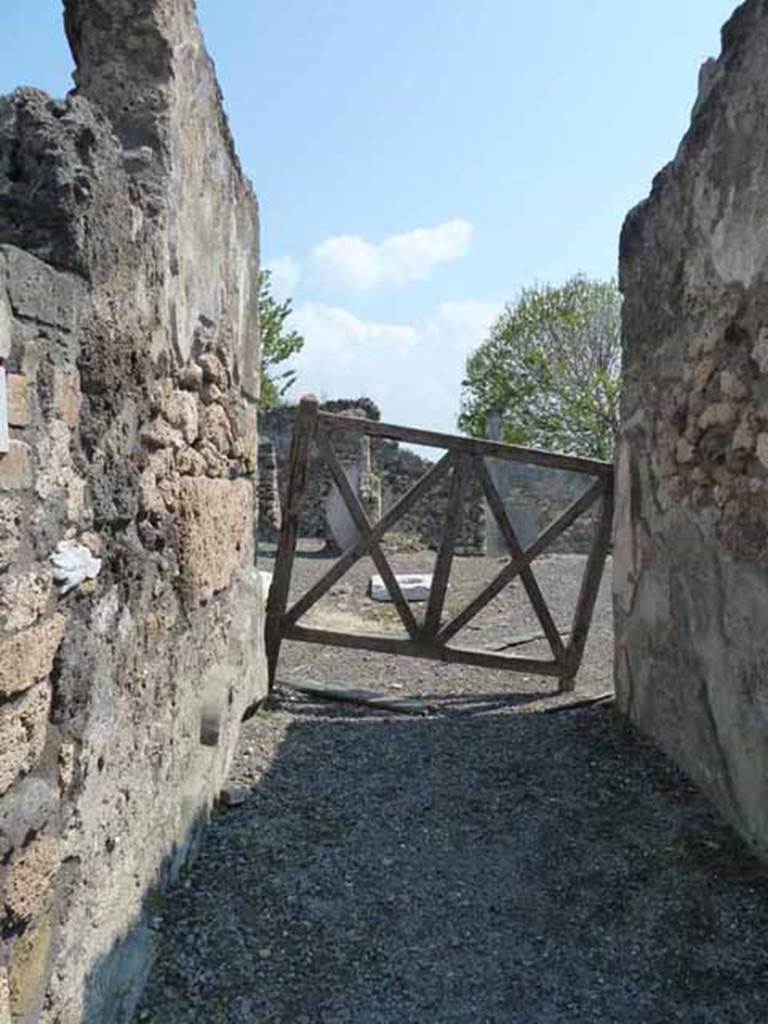 VIII.3.18 Pompeii. May 2010. Entrance corridor, looking east to atrium.