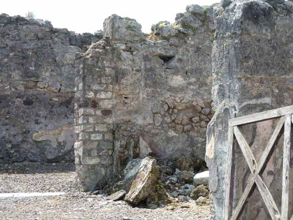 VIII.3.18 Pompeii. May 2010. Looking south-west to cubiculum on south side of entrance doorway. Taken from VIII.3.19. 

