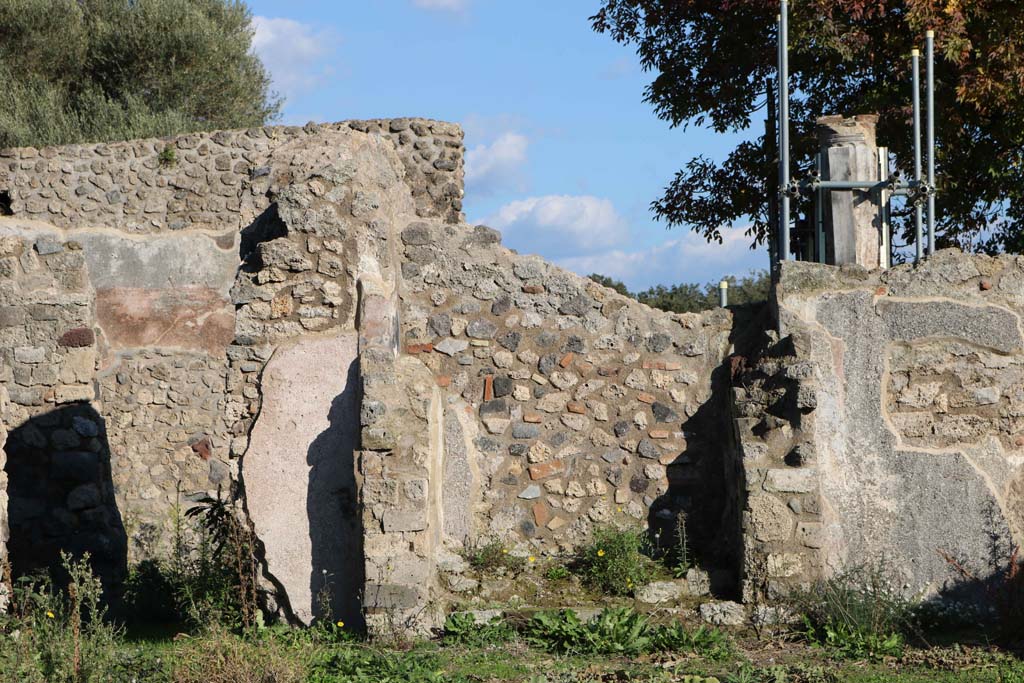 VIII.3.18, Pompeii. December 2018. Detail of large recess in east wall. Photo courtesy of Aude Durand.