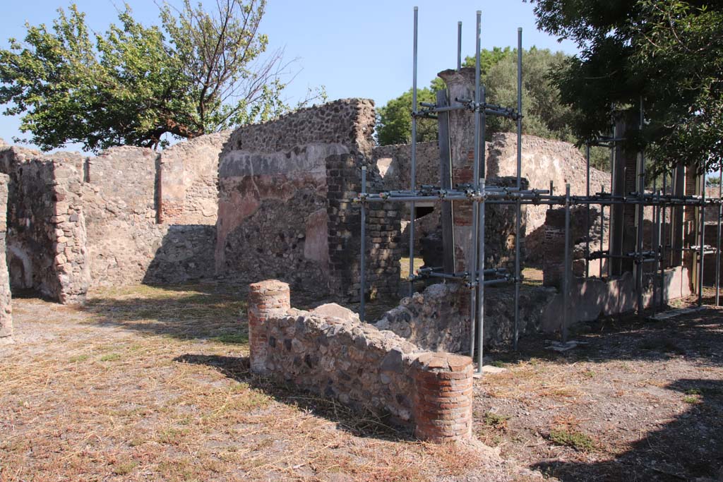 VIII.3.18/16 Pompeii. September 2021. 
Looking north-east from west side of peristyle, with doorway to tablinum, on left, courtyard/yard, centre left, doorway to corridor, right of centre, and doorway to large room in north-east corner, on right. Photo courtesy of Klaus Heese.
