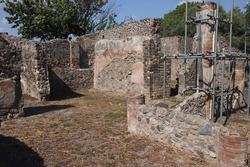 VIII.3.18/16 Pompeii. September 2021. 
Looking north-east from west side of peristyle, with doorway to tablinum, on left, courtyard/yard, centre left, and doorway to corridor, right of centre. 
Photo courtesy of Klaus Heese.

