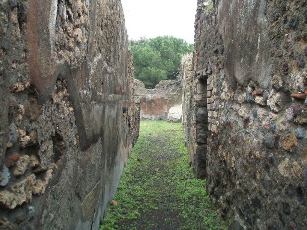 VIII.3.24 Pompeii. December 2004. Entrance fauces or corridor, looking east across south side of peristyle towards rooms in south-east corner.  