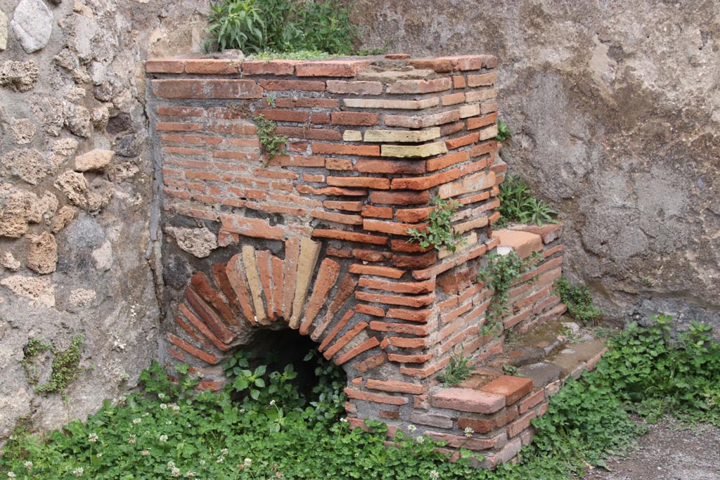 VIII.3.25 Pompeii. May 2024. Base of steps in north-east corner of shop-room. Photo courtesy of Klaus Heese.