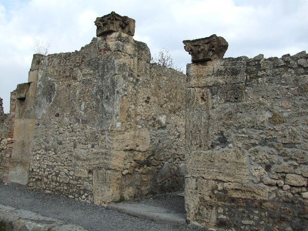 VIII.3.27 Pompeii.  December 2006.  Entrance.