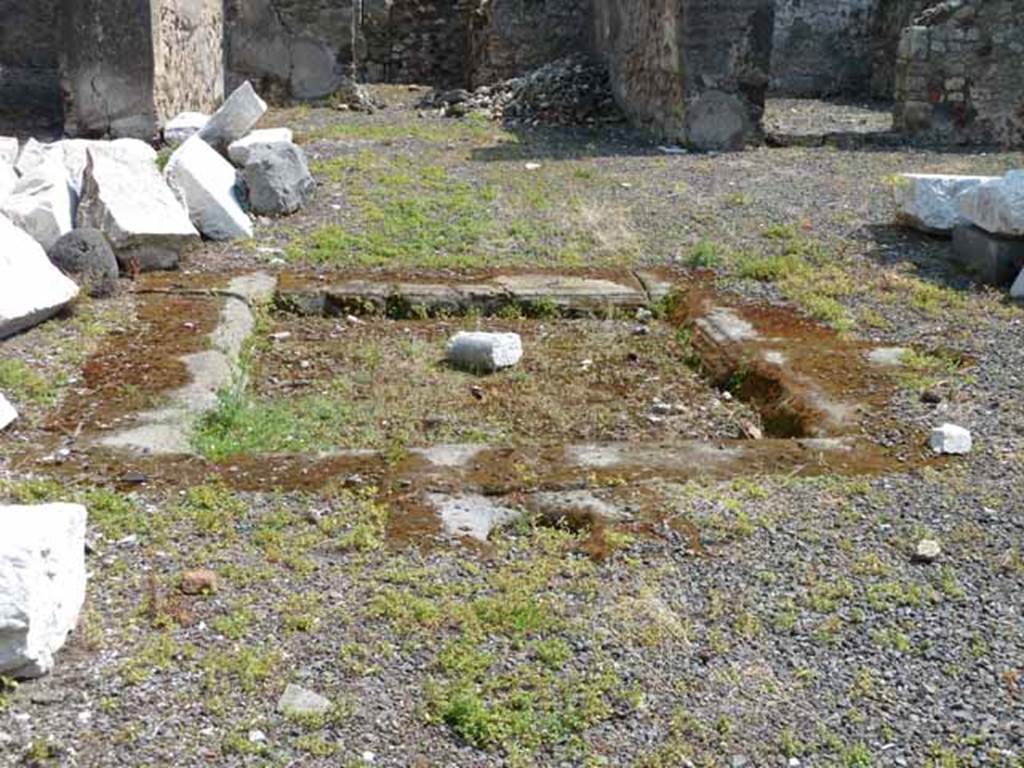 VIII.3.31 Pompeii. May 2010. Impluvium in the atrium.