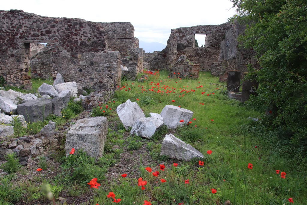 VIII.3.31 Pompeii. May 2024. Looking east across north portico area from VIII.3.28. Photo courtesy of Klaus Heese.