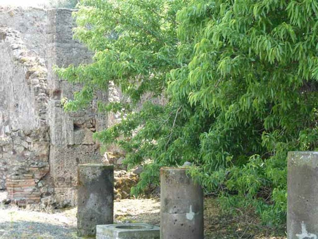 VIII.3.31 Pompeii. May 2010. Looking east towards the remains of columns of portico. Taken across the wall of VIII.3.29.