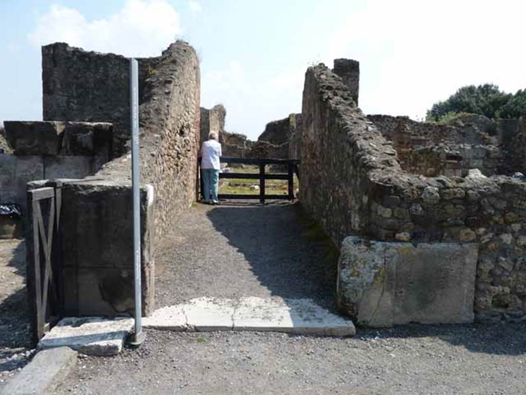 VIII.3.31 Pompeii. May 2010. Entrance corridor.