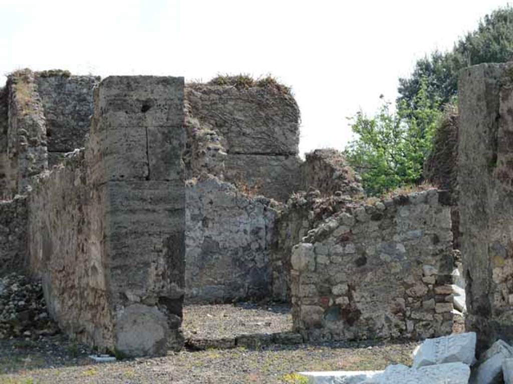 VIII.3.31 Pompeii. May 2010. Doorway to cubiculum on east side of atrium.