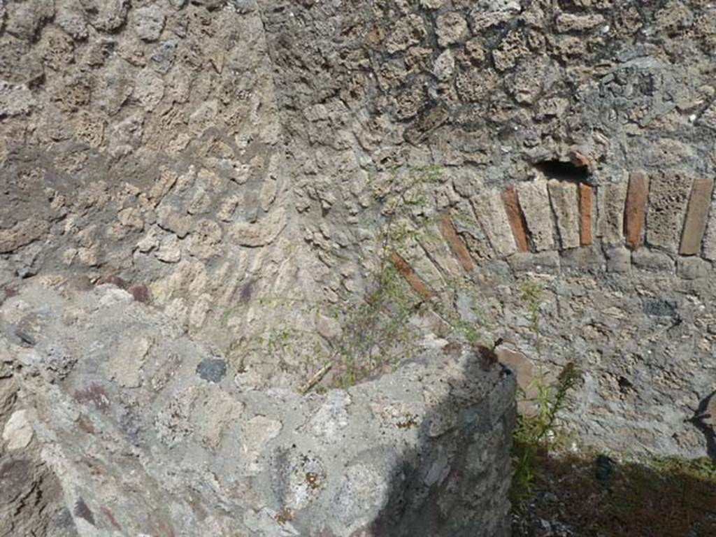 VIII.4.1 Pompeii. September 2015. Basin/vat/tank in workshop area, in rear corridor.