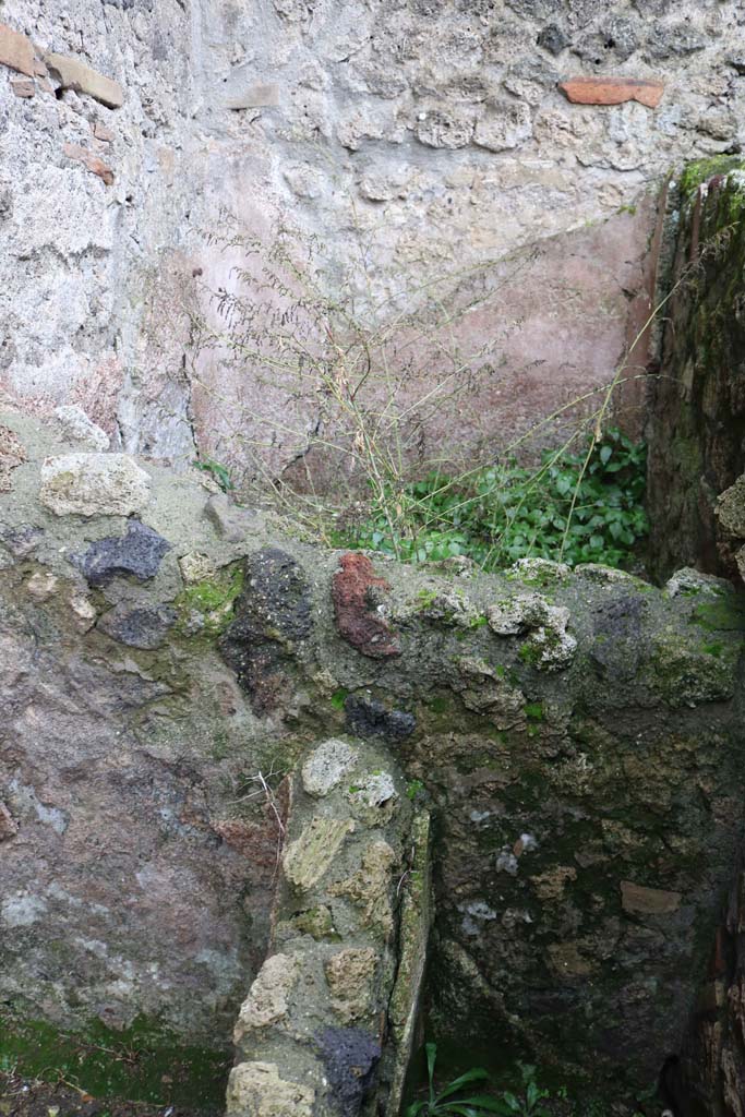 VIII.4.1 Pompeii. December 2018. 
Detail of vat with plastered walls. Photo courtesy of Aude Durand.
