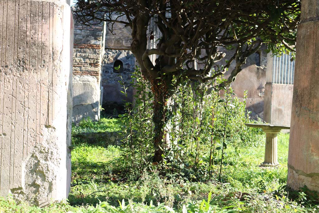 VIII.4.4, Pompeii. December 2018. Looking east in north portico, towards doorway to room 7. Photo courtesy of Aude Durand.