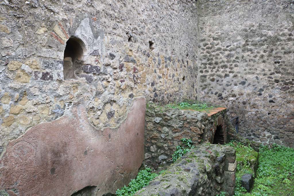 VIII.4.4, Pompeii. December 2018. Room 7, east wall and south-east corner of kitchen. Photo courtesy of Aude Durand.